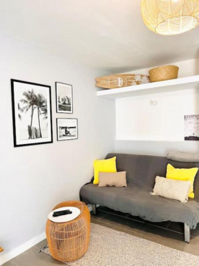 Grand studio Climatisé, place de parking, piscine